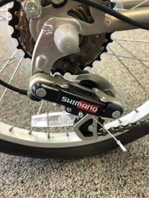 A bicycle wheel with a chain and sprocket attached to it.