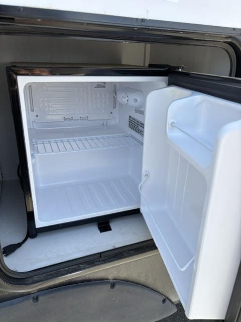 2023 Dutchman Atlas 29' Trailer - Image 32